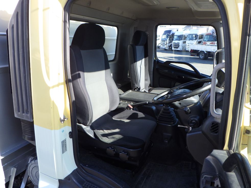 乗車定員は２名です。|日野 レンジャー TKG-FC9JLAP(2WD)の写真6