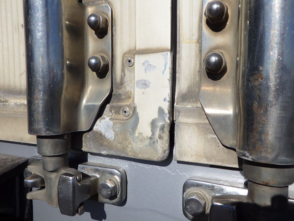 ゲートのフチに歪みがあります。|日野 レンジャー TKG-FC9JLAP(2WD)の写真31