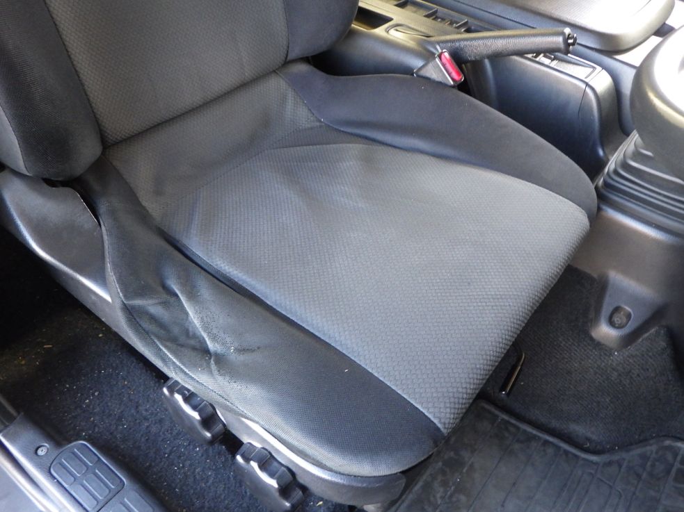 運転席座面にヘタリがあります。|日野 レンジャー TKG-FC9JLAP(2WD)の写真32