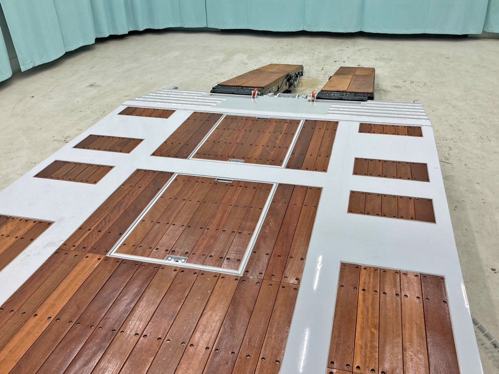 16輪です。|トレクス PLR430の写真14