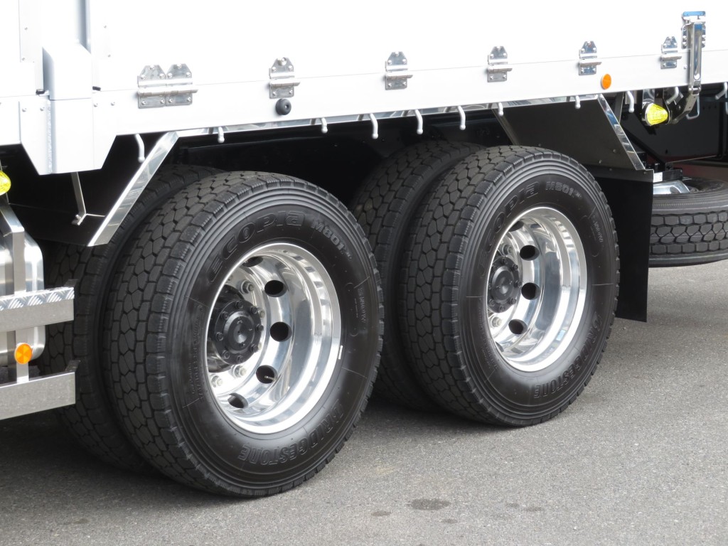 リアフェンダーはステンレス製でホイールはアルミ製です。|三菱 スーパーグレート 2PG-FV80VZの写真10