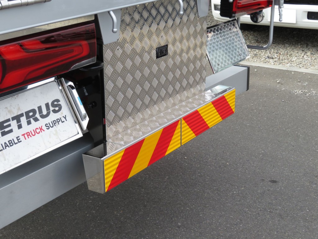 リアステップはステンレス製です。|三菱 スーパーグレート 2PG-FV80VZの写真13