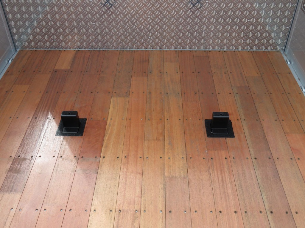 床面前側にスタンション穴があいています。|三菱 スーパーグレート 2PG-FV80VZの写真16