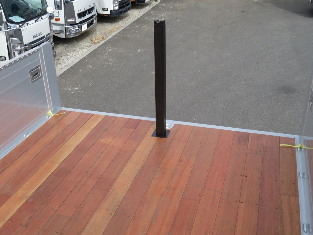 床面後端にスタンションが付いています。|三菱 スーパーグレート 2PG-FV80VZの写真17