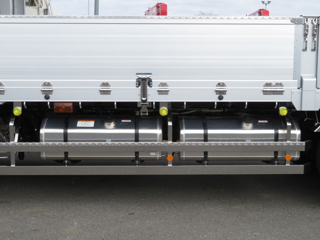 燃料タンクは300Lが2つ付いています。|三菱 スーパーグレート 2PG-FV80VZの写真22