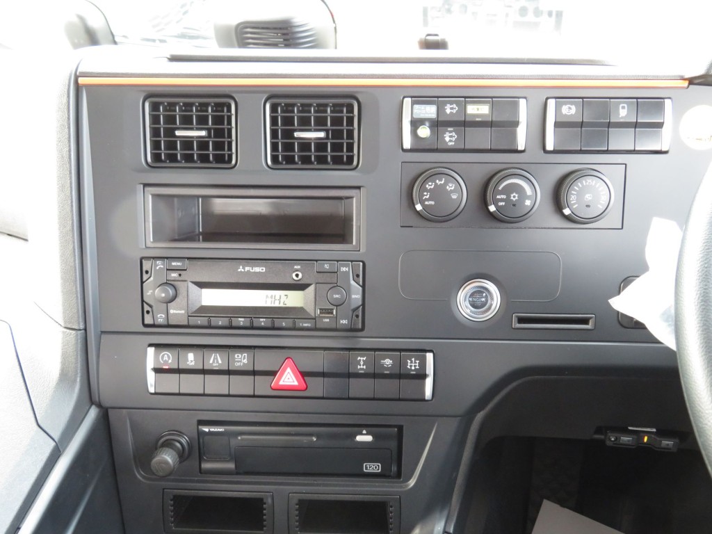 インパネ周りの状態です。|三菱 スーパーグレート 2PG-FV80VZの写真24
