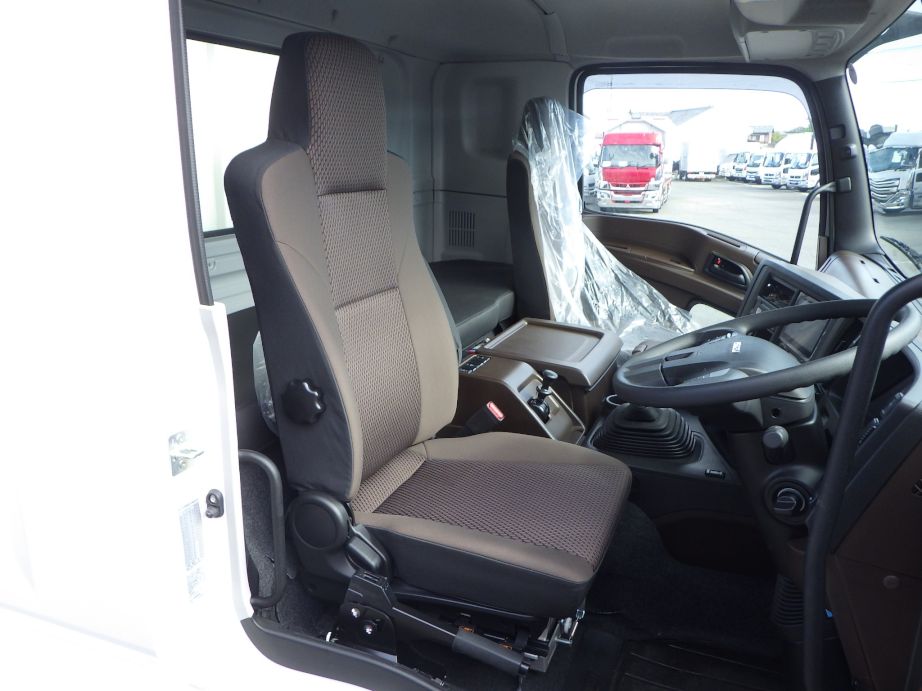 乗車定員は2名です。|いすゞ ギガ 2RG-CXZ77DTの写真6