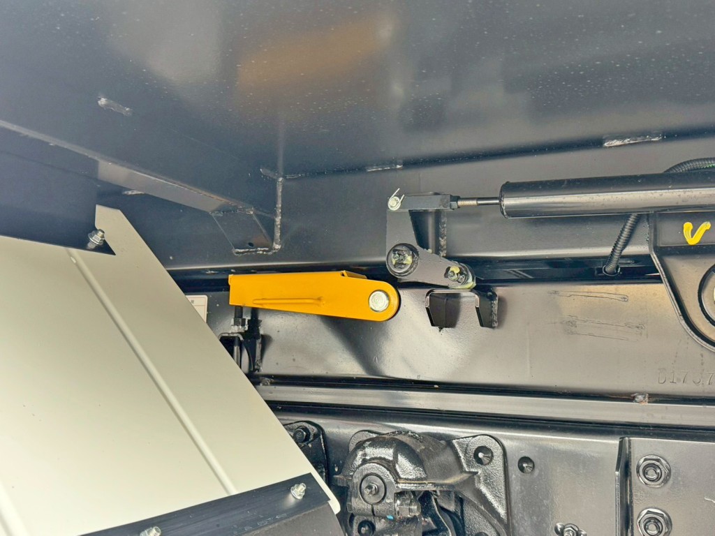 シャーシとネタの状態です。(縦ネタ・横ネタ鉄製です)|三菱 ファイター 2KG-FK62F(2WD)の写真12