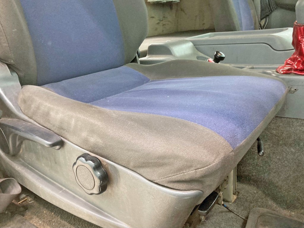 運転席座面にヘタリがあります。|三菱 ファイター LDG-FQ62Fの写真20