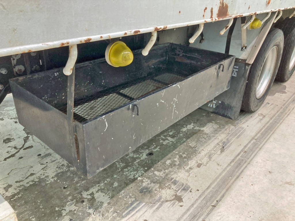 ボディー運転席側後方にりん木入れが付いています。|三菱 ファイター LDG-FQ62Fの写真71