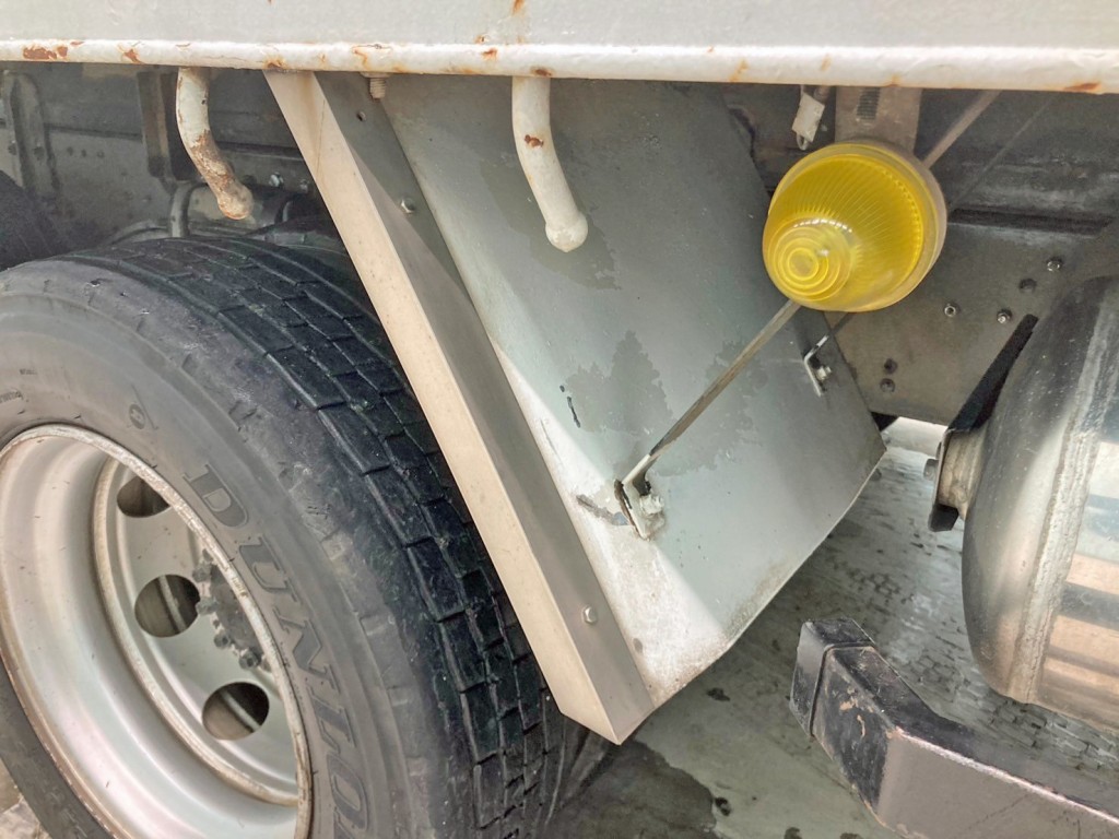 運転席側前方のリヤフェンダーに曲がりがあります。|三菱 ファイター LDG-FQ62Fの写真82