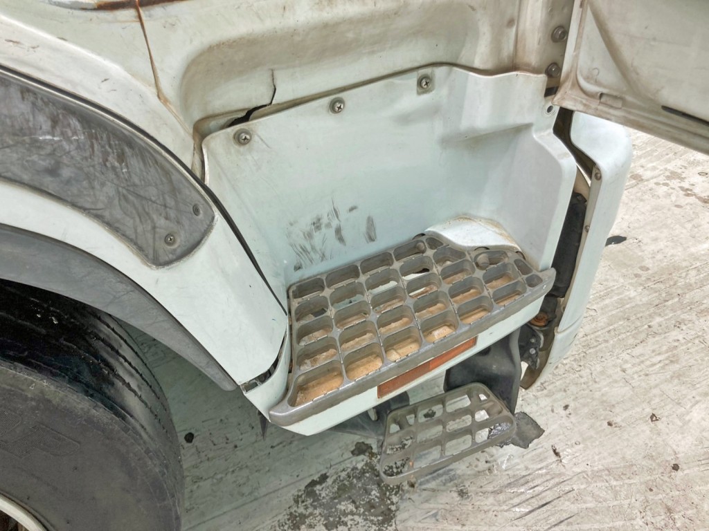 運転席側ステップカバーに割れがあります。|三菱 ファイター LDG-FQ62Fの写真98