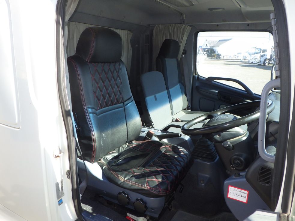 乗車定員は３名です。|日野 レンジャー BKG-FD7JLYA(2WD)の写真6