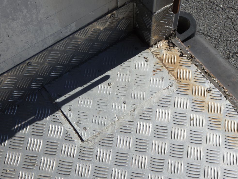 荷台の４角にパッチ当てがあります。|日野 レンジャー BKG-FD7JLYA(2WD)の写真34