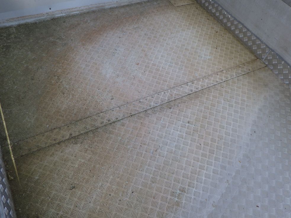 荷台前方寄りにパッチ当てがあります。|日野 レンジャー BKG-FD7JLYA(2WD)の写真35