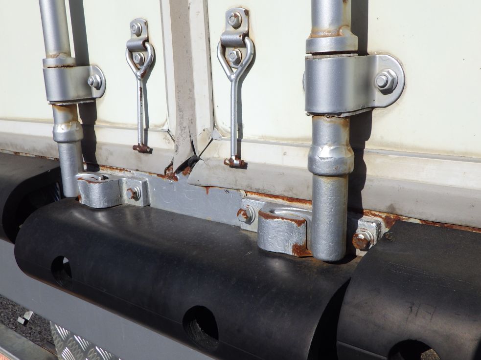 リヤ扉のゴムに割れがあります。|日野 レンジャー BKG-FD7JLYA(2WD)の写真39