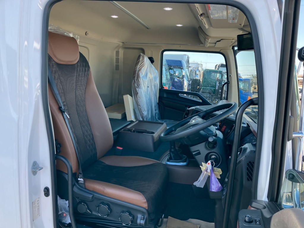 乗車定員は2名です。|日野 プロフィア 2KG-FW1AHC(8x4)の写真5
