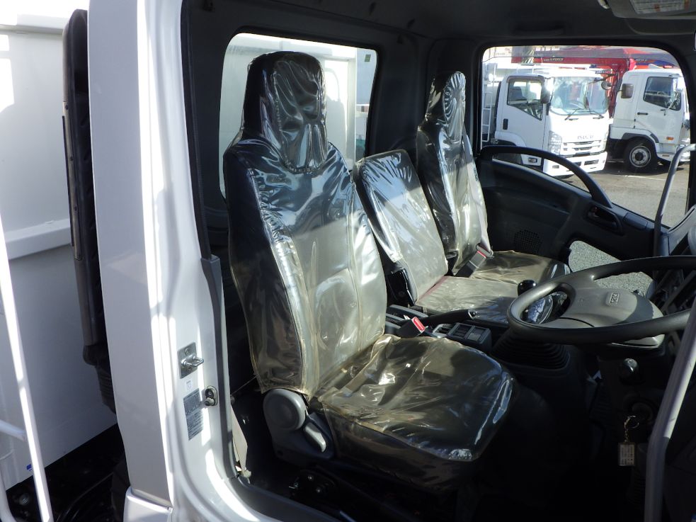 乗車定員は3名です。|いすゞ フォワード 2PG-FRR90S1(2WD)の写真6