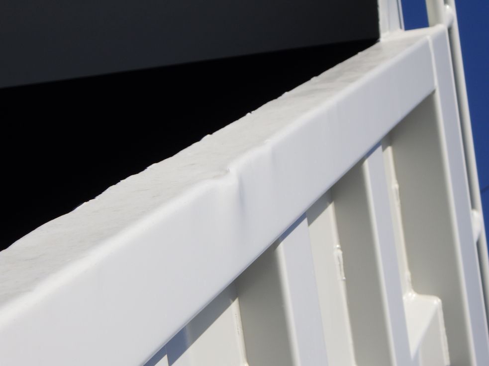 ボディー上部の運転席側にヘコミがあります。（助手席側にもあります）|いすゞ フォワード 2PG-FRR90S1(2WD)の写真21