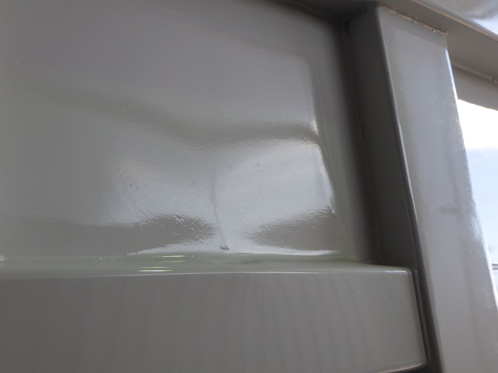 ボディーの両サイドに細かい凸があります。|いすゞ フォワード 2PG-FRR90S1(2WD)の写真22