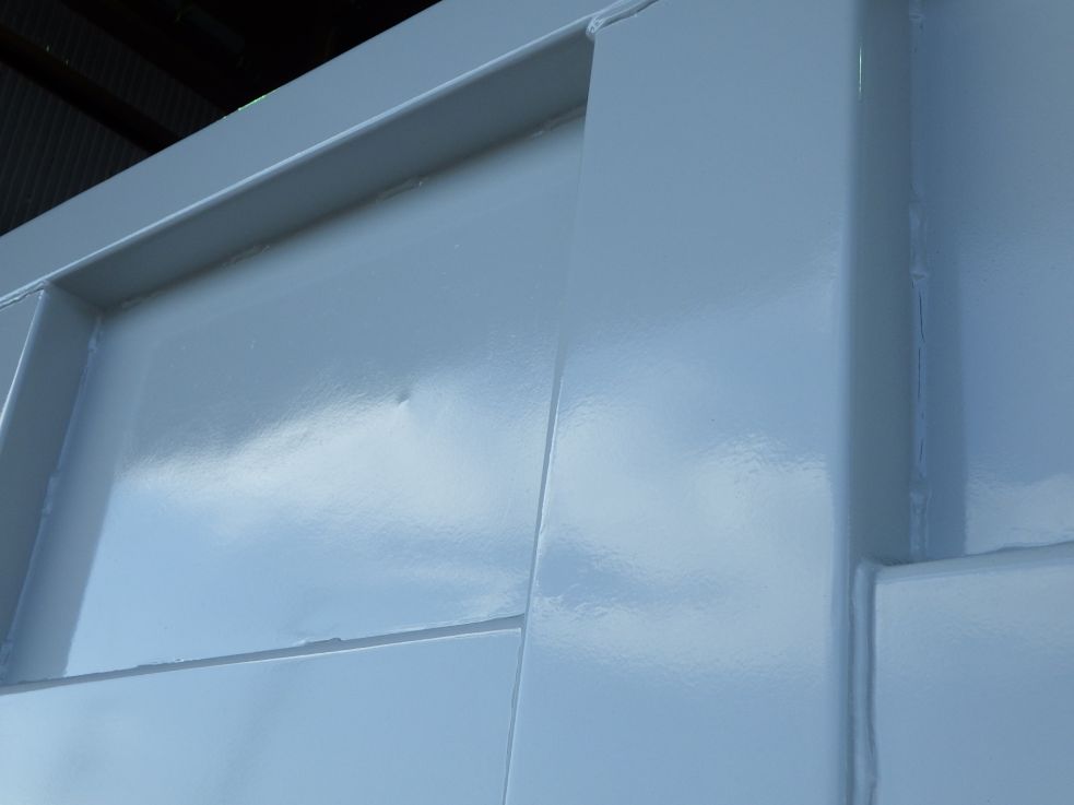 ボディーの両サイドに細かい凸があります。|いすゞ フォワード 2PG-FRR90S1(2WD)の写真23