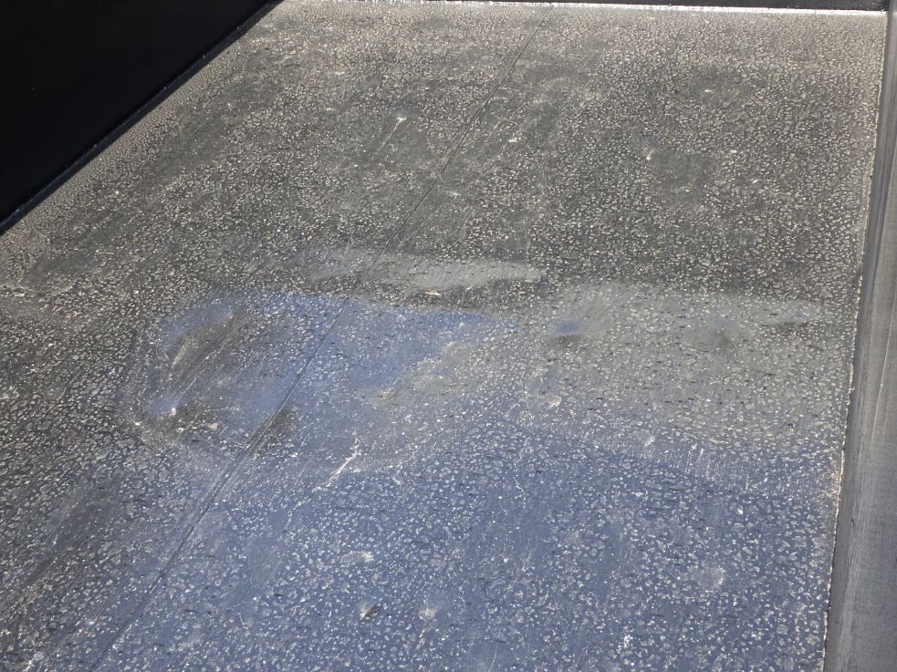 床鉄板にヘコミがあります。|いすゞ フォワード 2PG-FRR90S1(2WD)の写真29