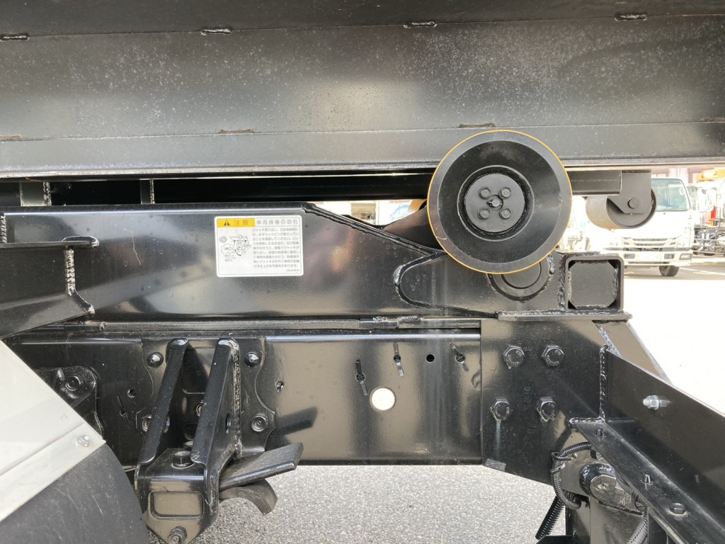 シャーシとサブフレームとリアローラーの状態です。|いすゞ フォワード 2RG-FRR90S4(2WD)の写真9