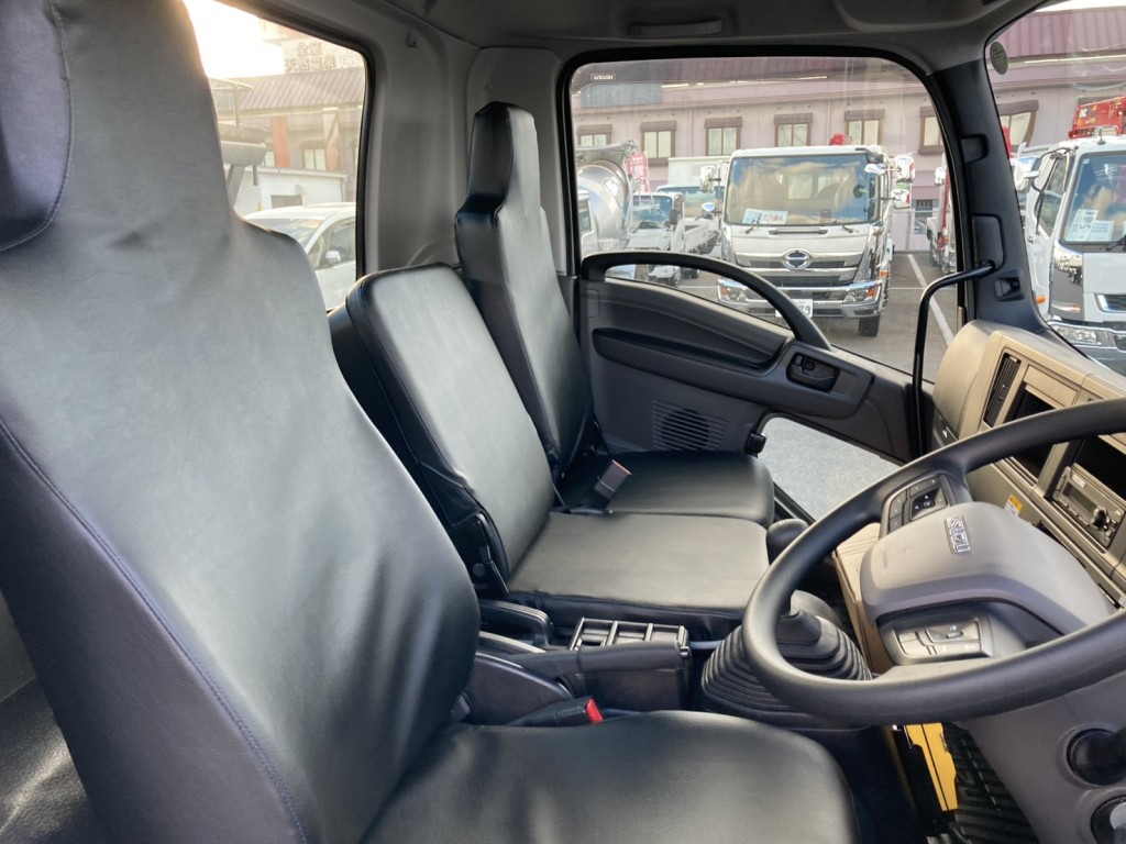 車内です。|いすゞ フォワード 2RG-FRR90S4(2WD)の写真10