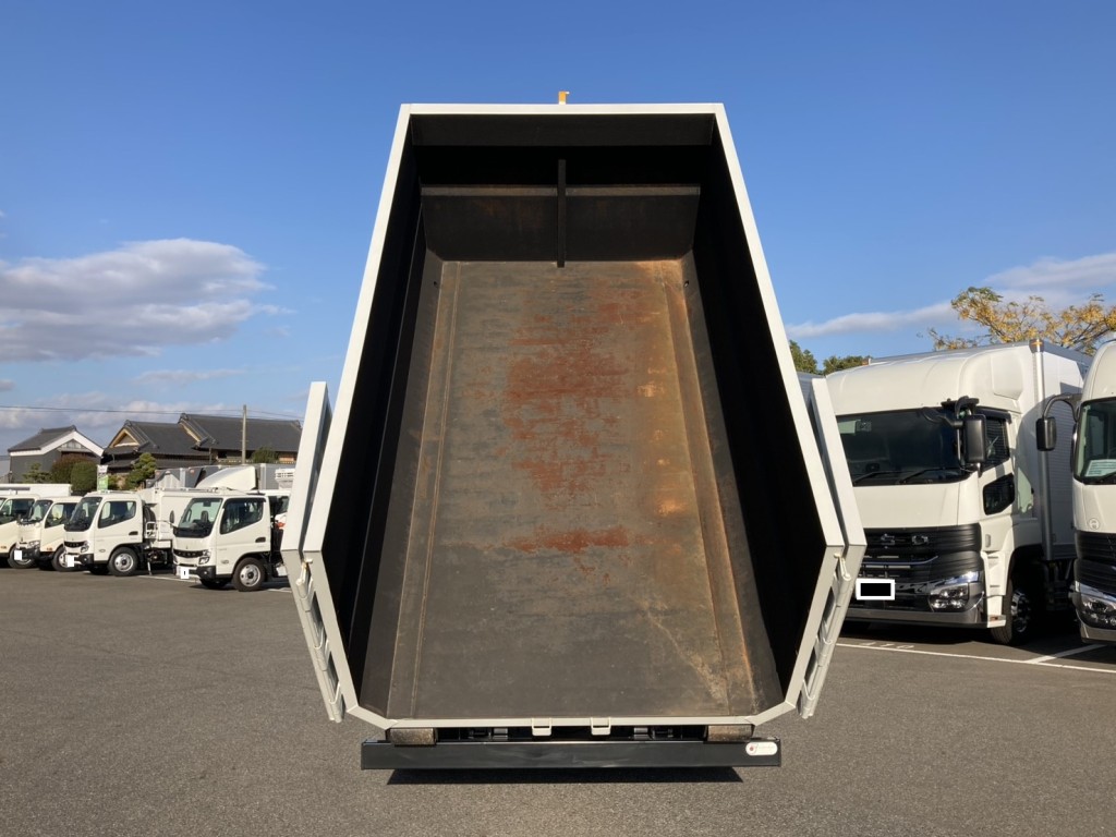 チルトアップした状態の床面です。|いすゞ フォワード 2RG-FRR90S4(2WD)の写真15