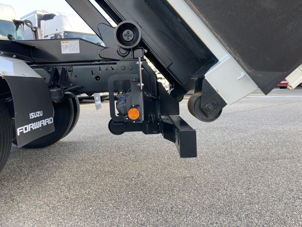リアジャッキーを上げた状態です。|いすゞ フォワード 2RG-FRR90S4(2WD)の写真29