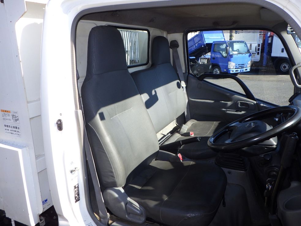 乗車定員は３名です。|日野 デュトロ TKG-XZU620T(2WD)の写真7