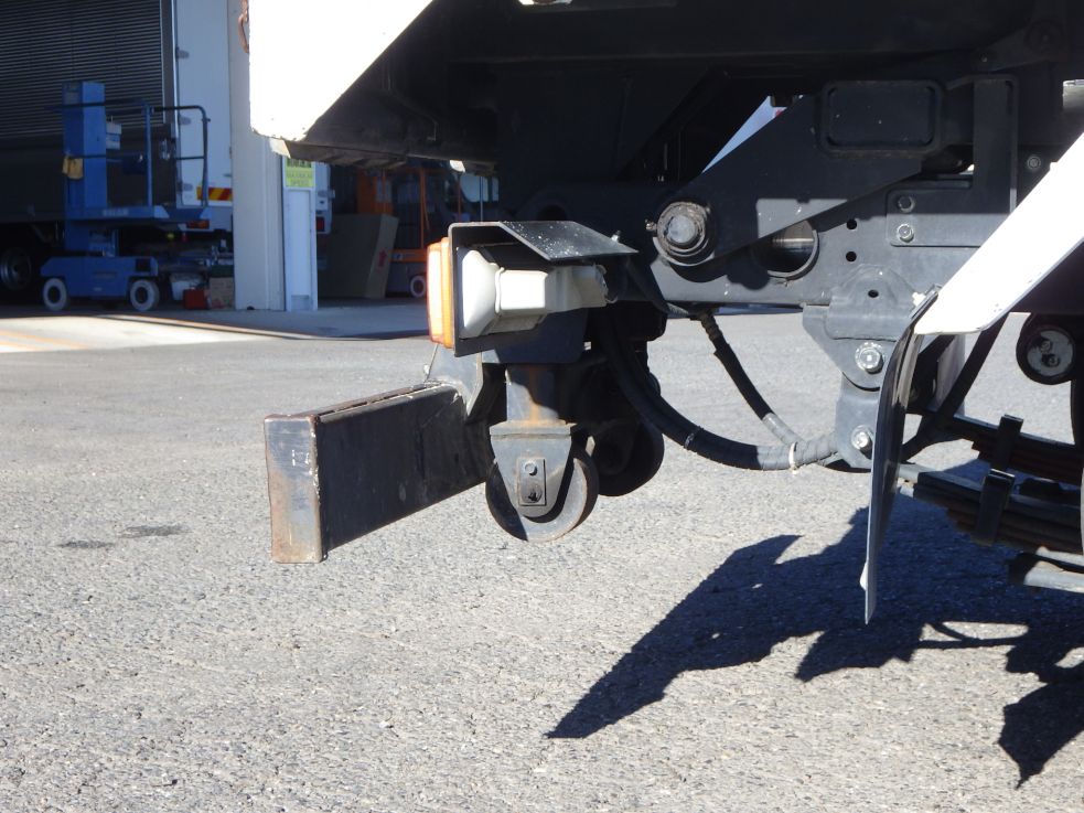 リヤジャッキは油圧式です。|日野 デュトロ TKG-XZU620T(2WD)の写真13