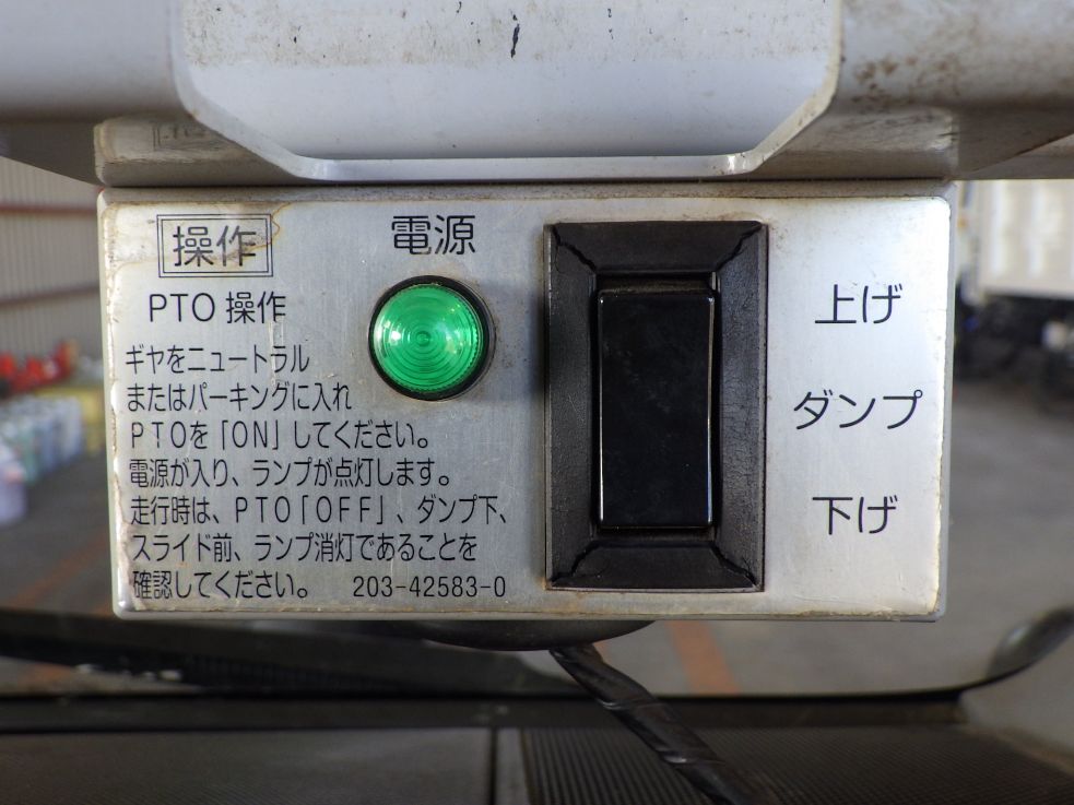 上物の操作スイッチです。|日野 デュトロ TKG-XZU620T(2WD)の写真21