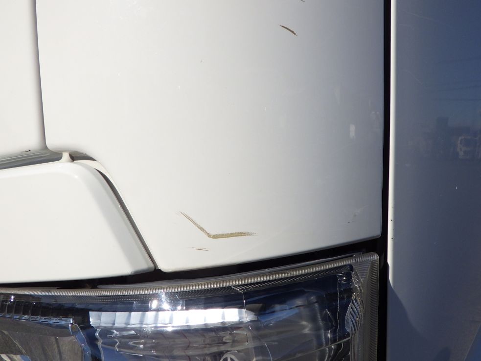 助手席側コーナーパネルにキズがあります。（運転席側にもあります）|日野 デュトロ TKG-XZU620T(2WD)の写真29