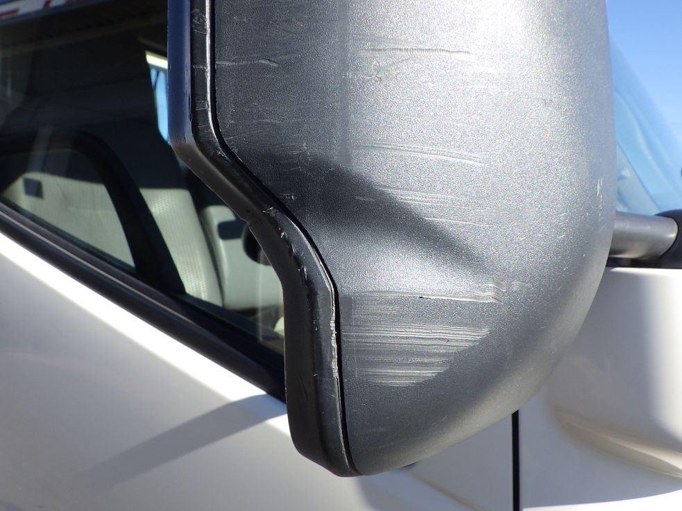 運転席側ミラーにスレがあります。（助手席側にもあります）|日野 デュトロ TKG-XZU620T(2WD)の写真31