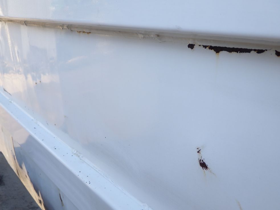 プロテクター前面にサビ・凸があります。|日野 デュトロ TKG-XZU620T(2WD)の写真34