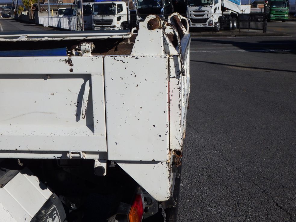 ボディー後方の両サイドにキズ・サビがあります。|日野 デュトロ TKG-XZU620T(2WD)の写真37