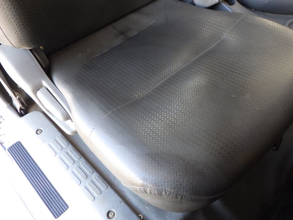 運転席座面にヘタリがあります。|日野 デュトロ TKG-XZU620T(2WD)の写真43