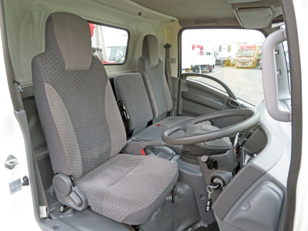 乗車定員3名です。(座面・背もラテに軽いスレがあります) ※日焼け跡があります。|いすゞ エルフ TPG-NPR85N(2WD)の写真6