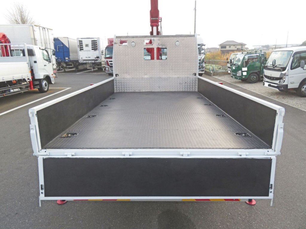 床は鉄製の縞板が貼ってあります。|いすゞ エルフ TPG-NPR85N(2WD)の写真7