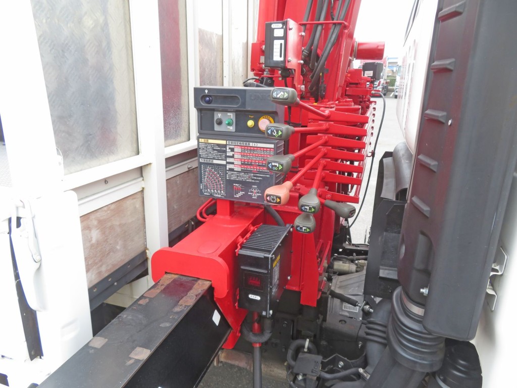 アウトリガーは差し違い式です。|いすゞ エルフ TPG-NPR85N(2WD)の写真9