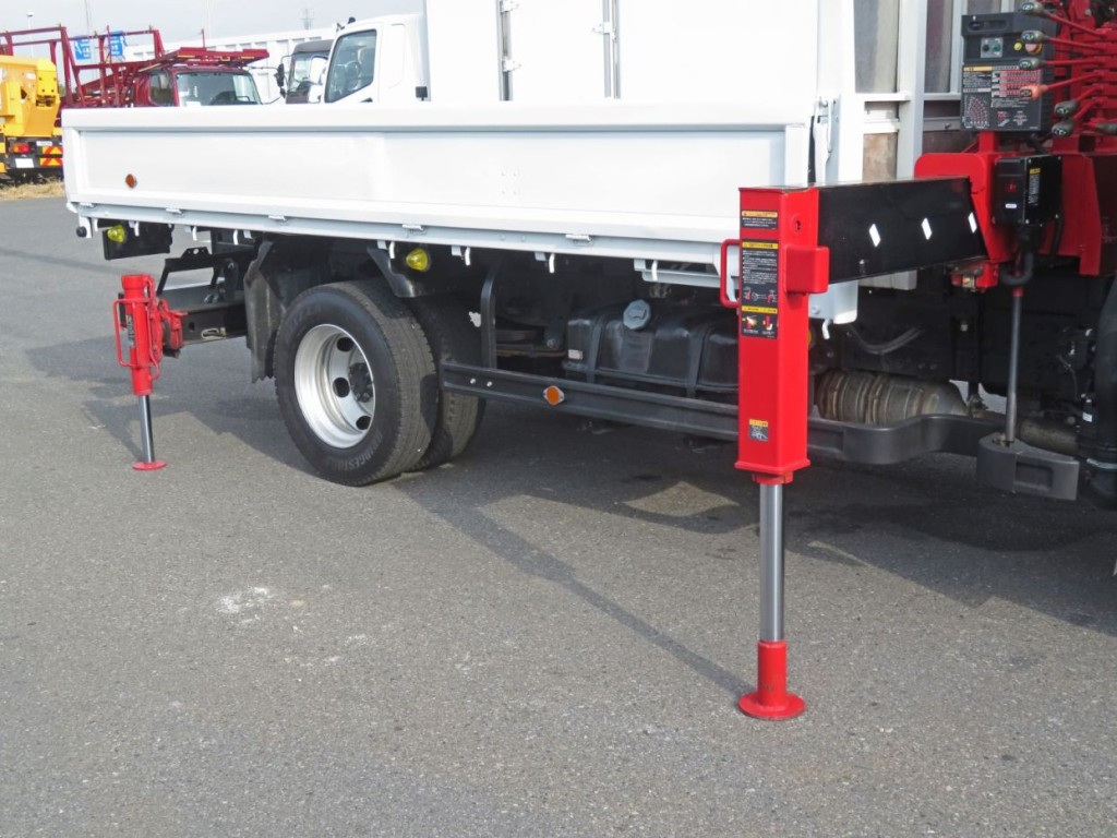 前後のジャッキを張り出した状態です。|いすゞ エルフ TPG-NPR85N(2WD)の写真14