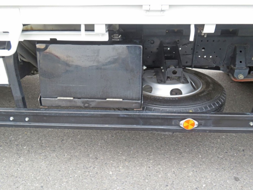 物入・スペアタイヤ付きです。|いすゞ エルフ TPG-NPR85N(2WD)の写真15