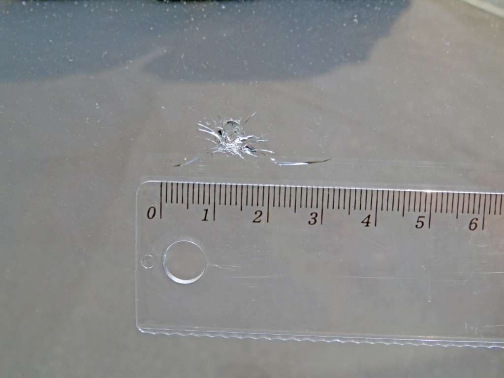 フロントガラスに飛び石があります。|いすゞ エルフ TPG-NPR85N(2WD)の写真17