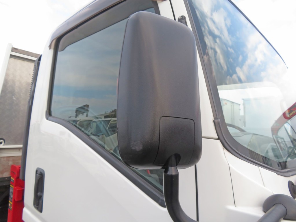 運転席側のミラーに軽いスレがあります。|いすゞ エルフ TPG-NPR85N(2WD)の写真19