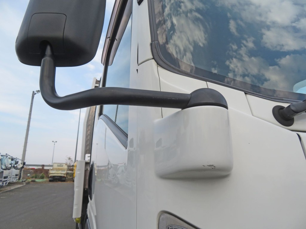 ミラー付け根のカバーに小さいキズがあります。|いすゞ エルフ TPG-NPR85N(2WD)の写真20