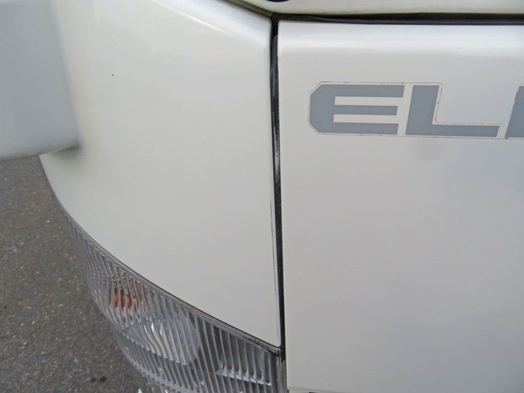 コーナーカバーにスレ箇所があります。|いすゞ エルフ TPG-NPR85N(2WD)の写真21