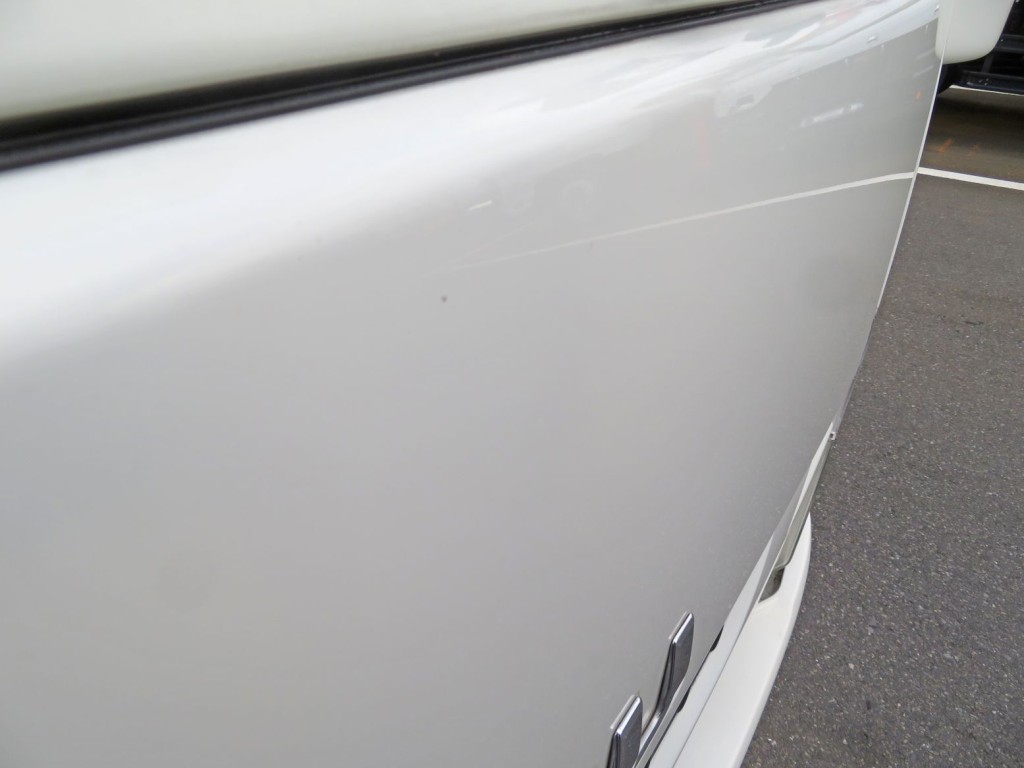 フロントパネルに細かいキズがあります。|いすゞ エルフ TPG-NPR85N(2WD)の写真22