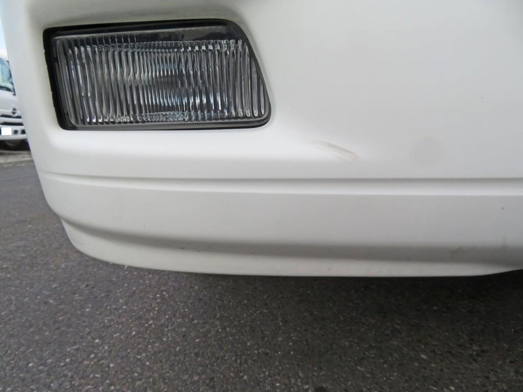 フロントバンパーに少しスレがあります。|いすゞ エルフ TPG-NPR85N(2WD)の写真23