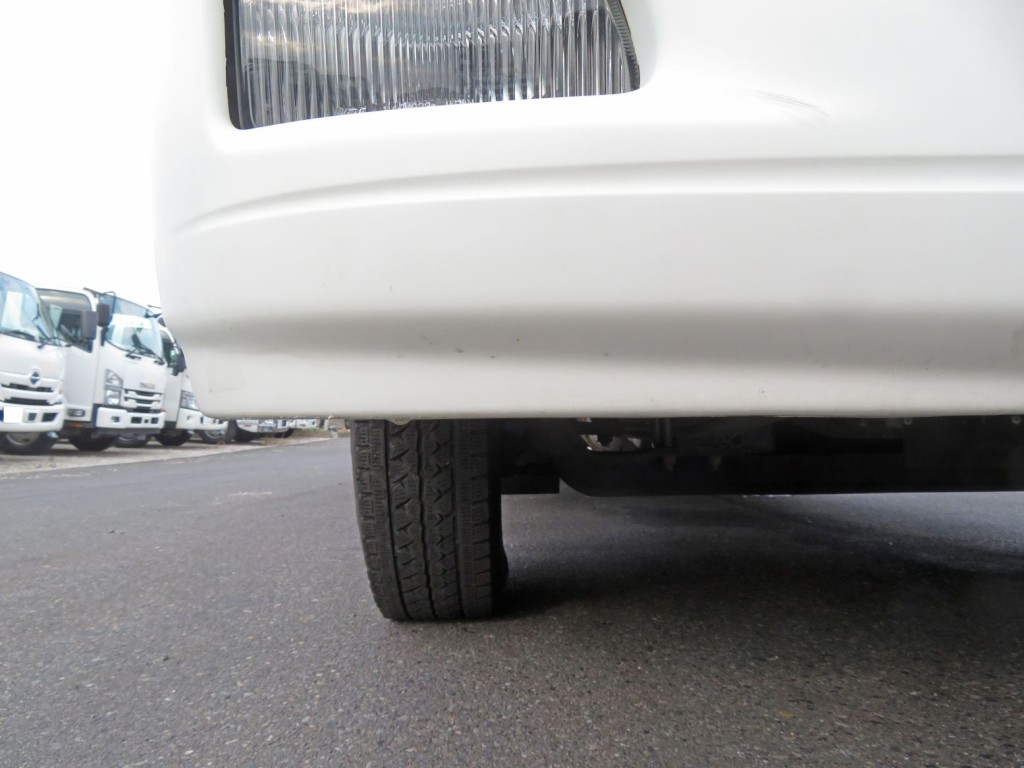 フロントバンパー下部に軽いスレがあります。|いすゞ エルフ TPG-NPR85N(2WD)の写真24